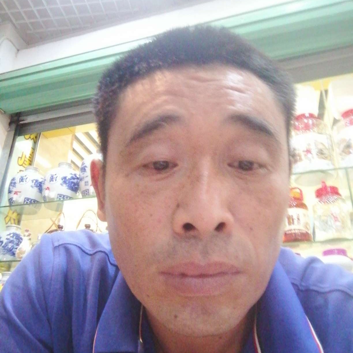 冷眸踢虚幻的照片