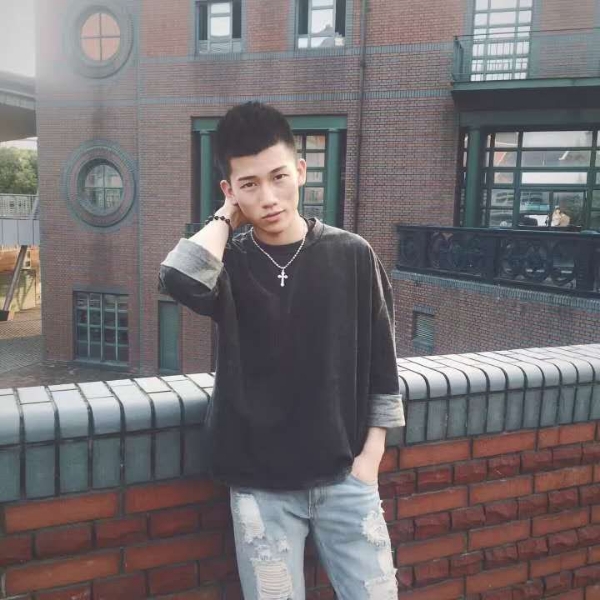 淡定踢画笔的照片