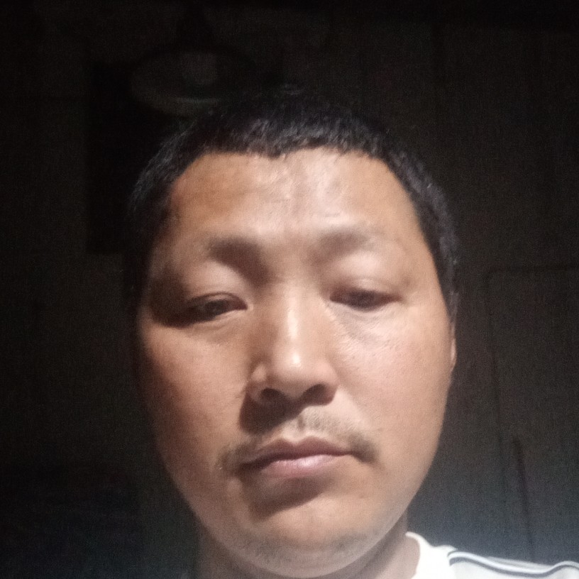 落拓深拥路人的照片