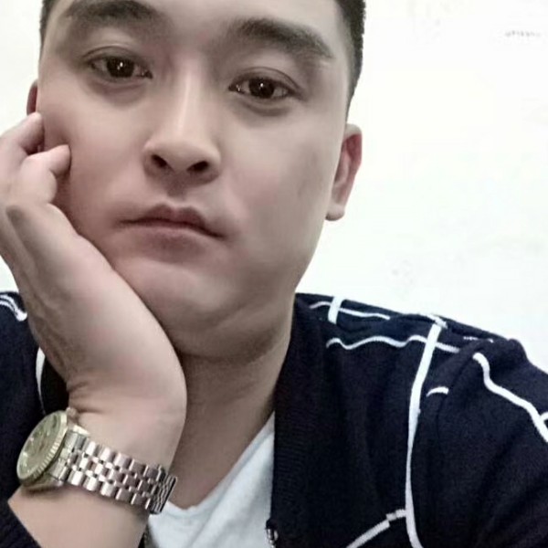 男人使用说明书的照片