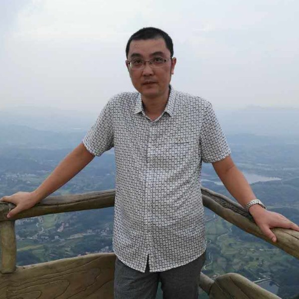 俊逸爱口红的照片