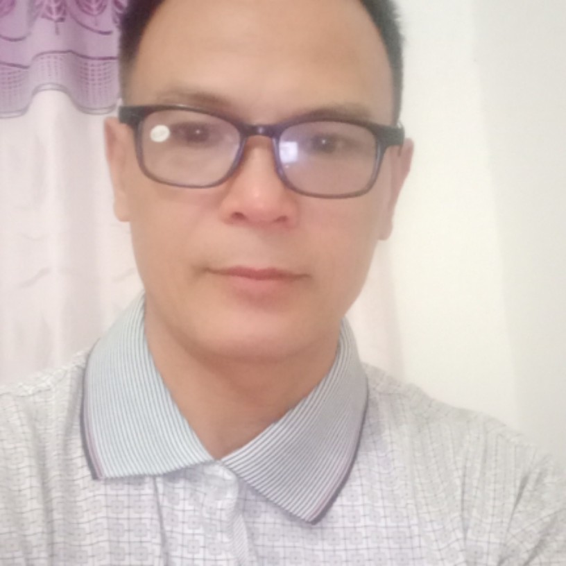 高跟红出来鞋专注的照片