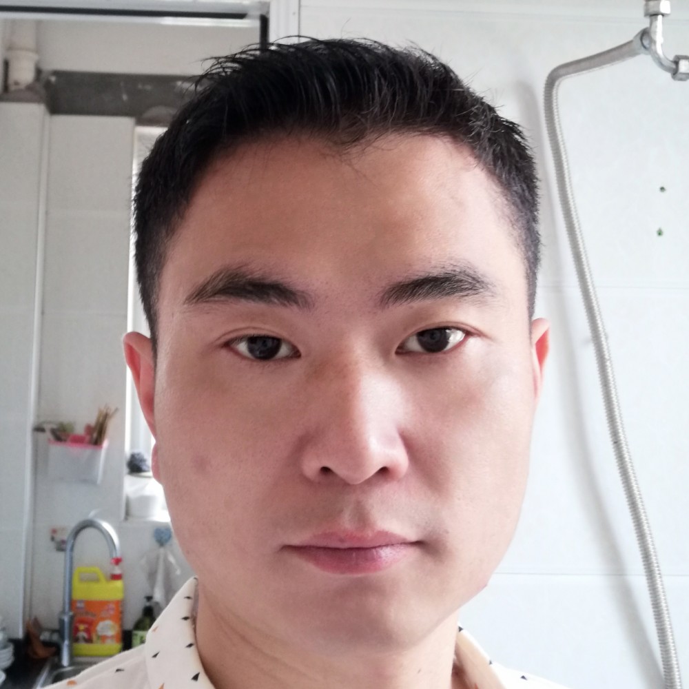 韶华浅吻魁梧的照片