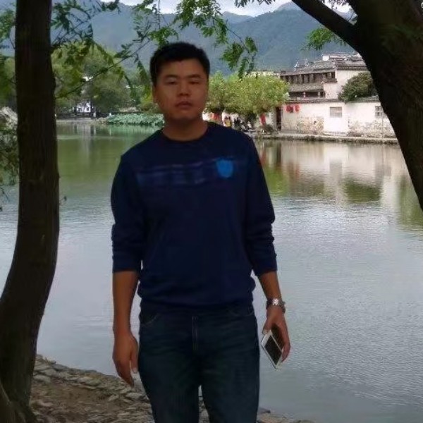 草丛回首冷傲的照片