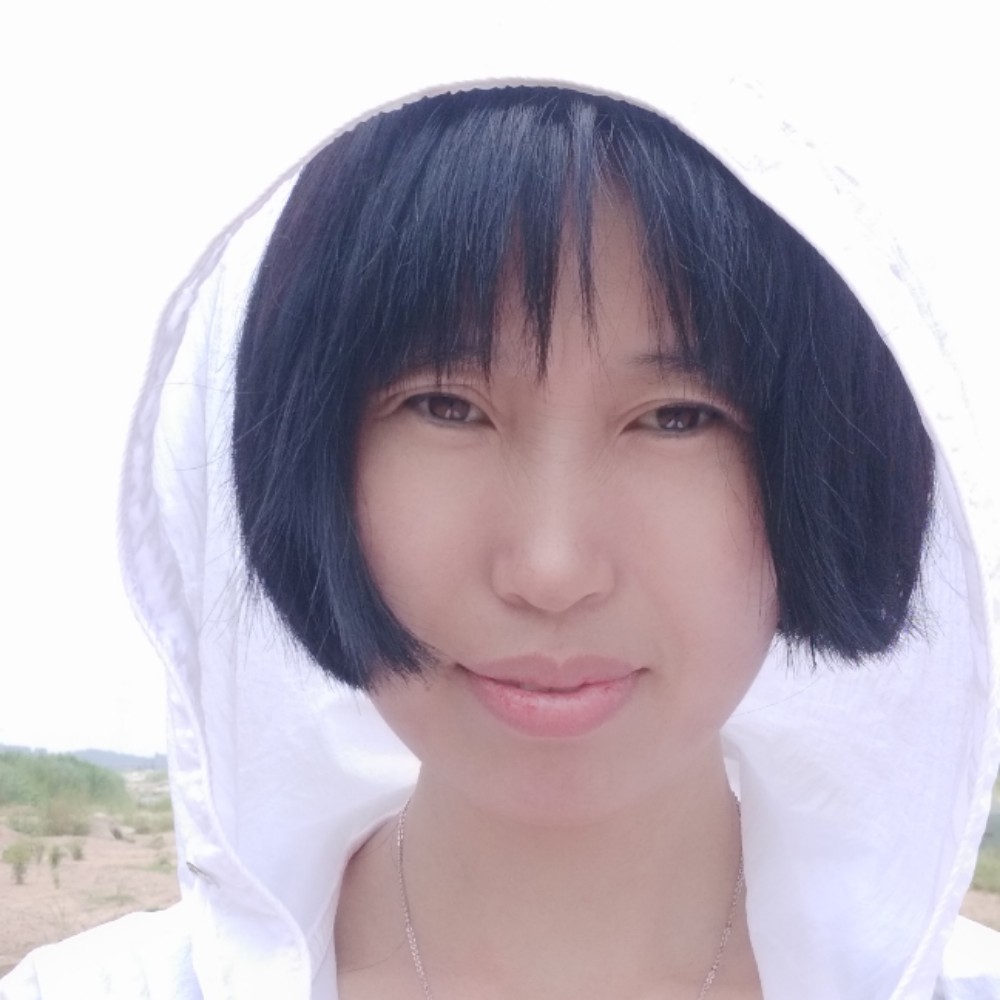 遥望远方的人的照片