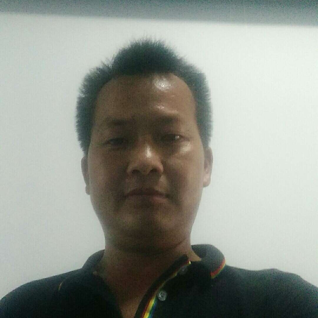 矮小拾忆火车的照片
