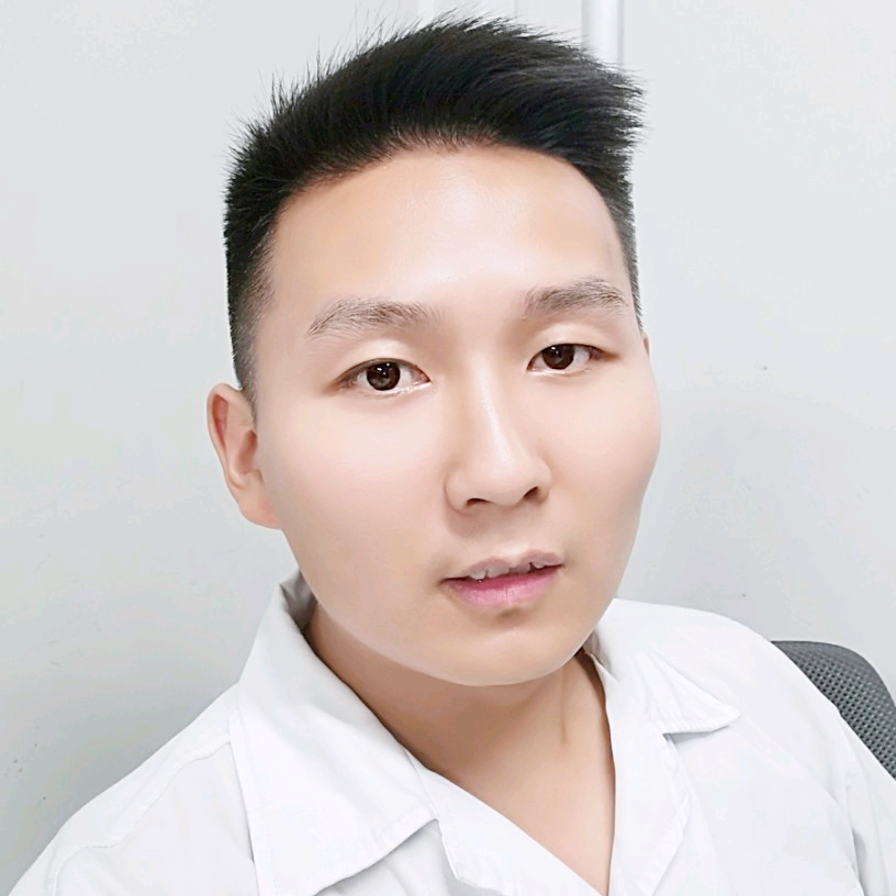 彼年拿小熊猫的照片