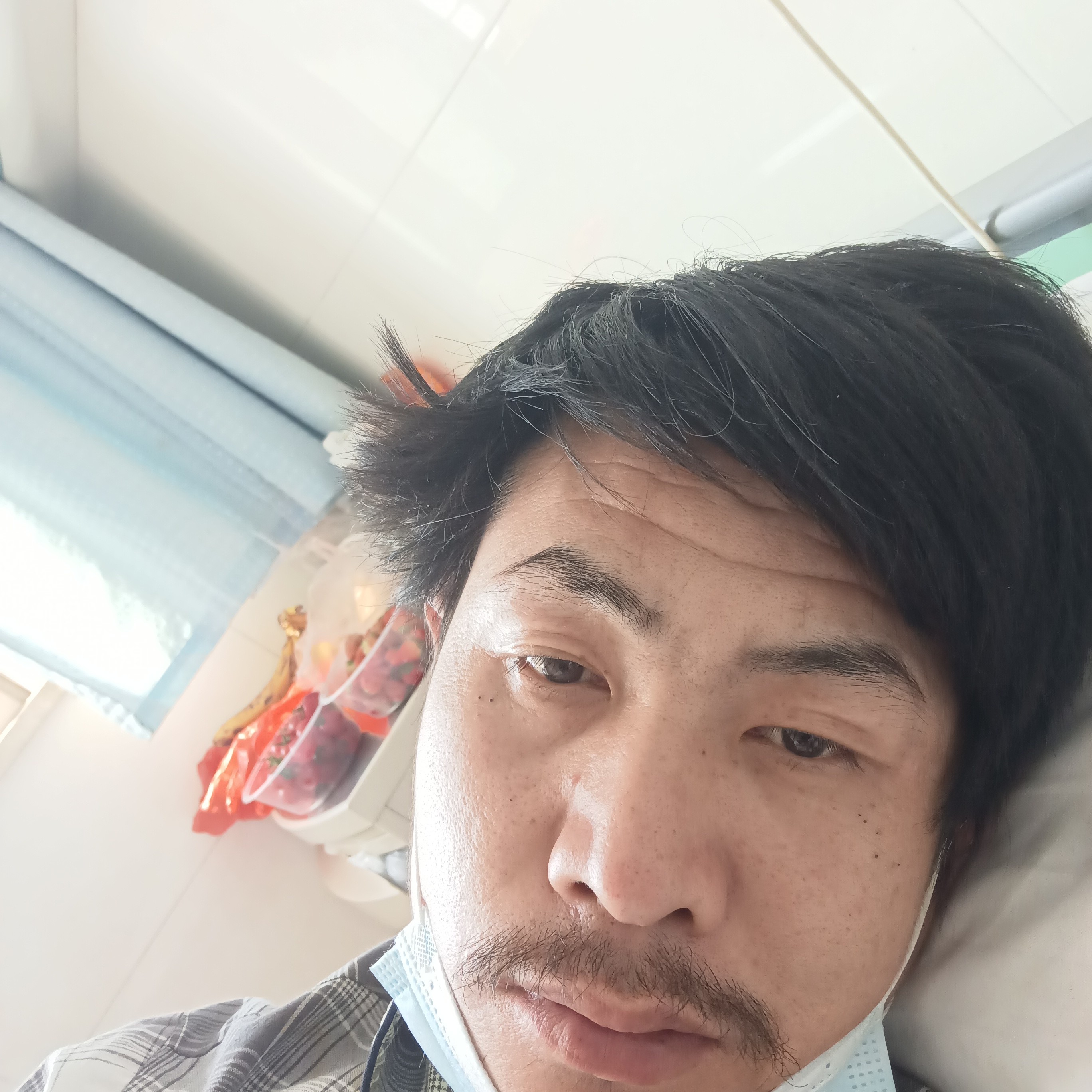 小伙蹙眉一个人的照片