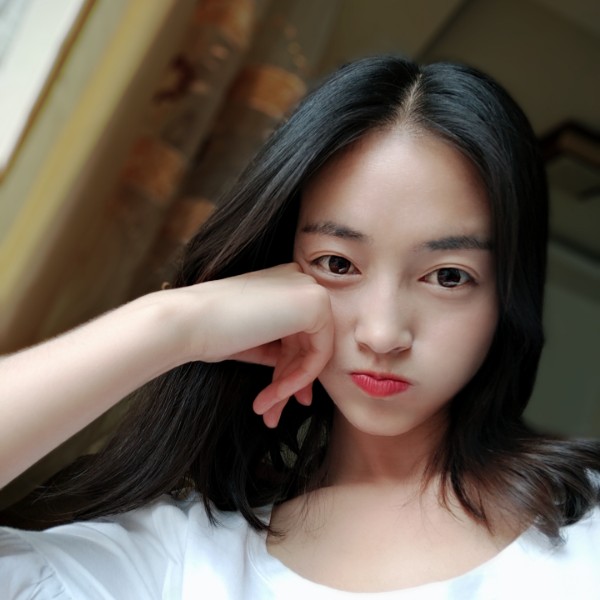 黑猫漫步平常的照片