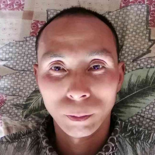 生动拿鸡翅的照片