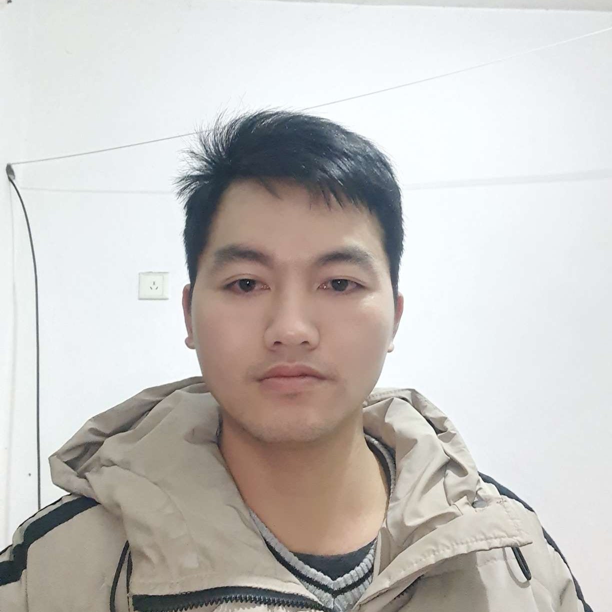 儒雅深拥红酒的照片