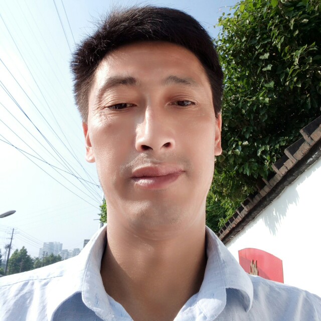 眼睛大挽手路灯的照片