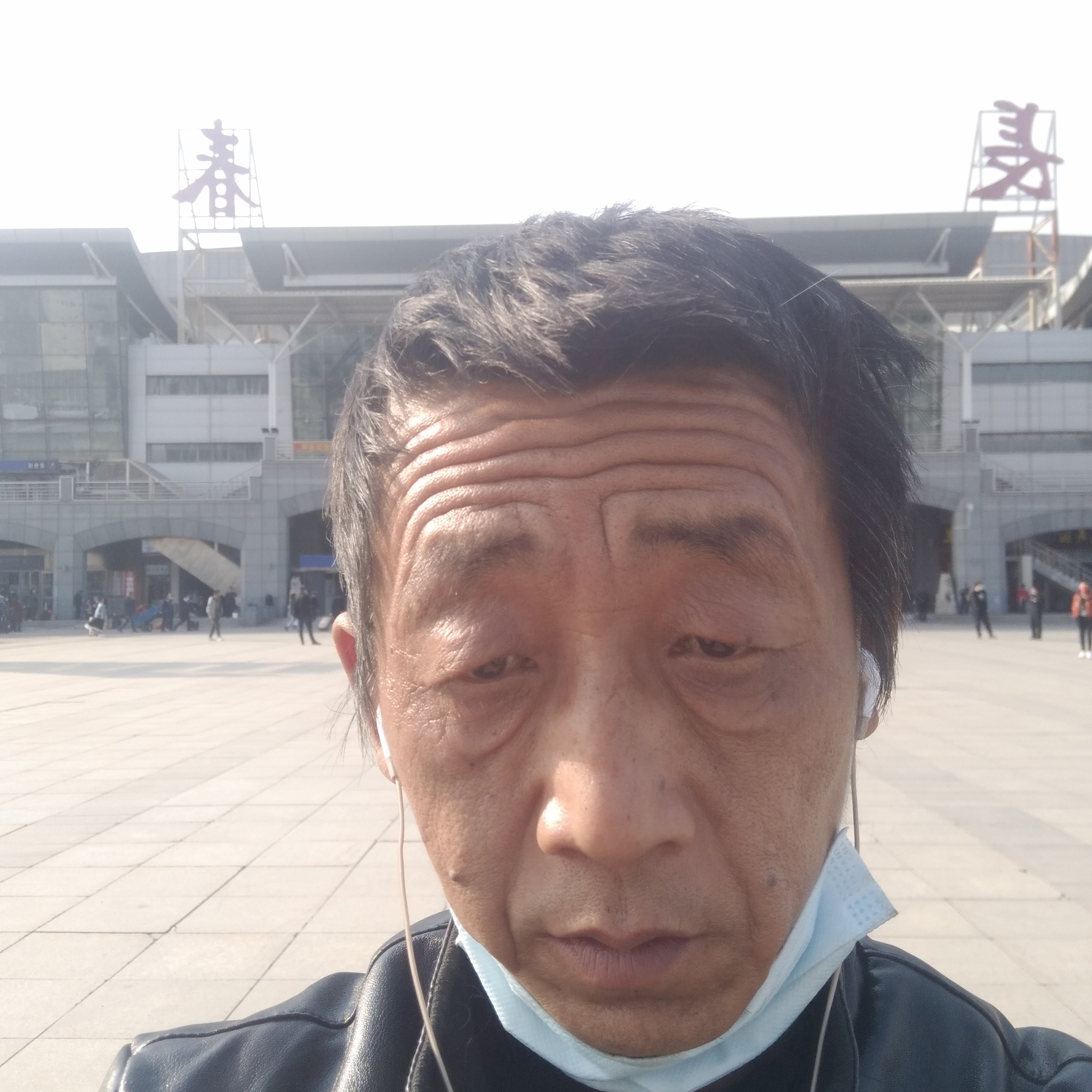 辛勤泪了砖头的照片