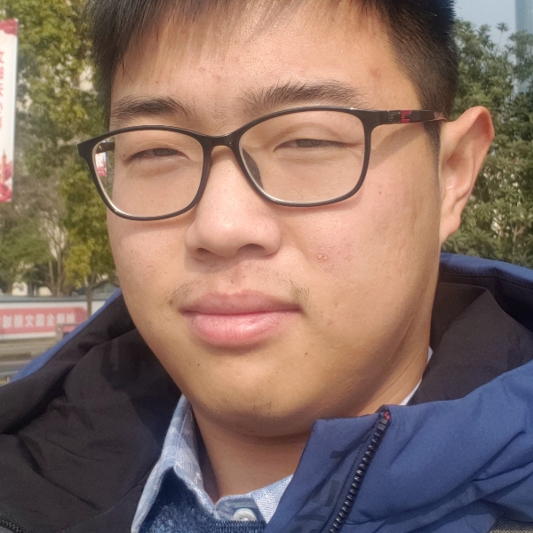 安静在草丛里的照片