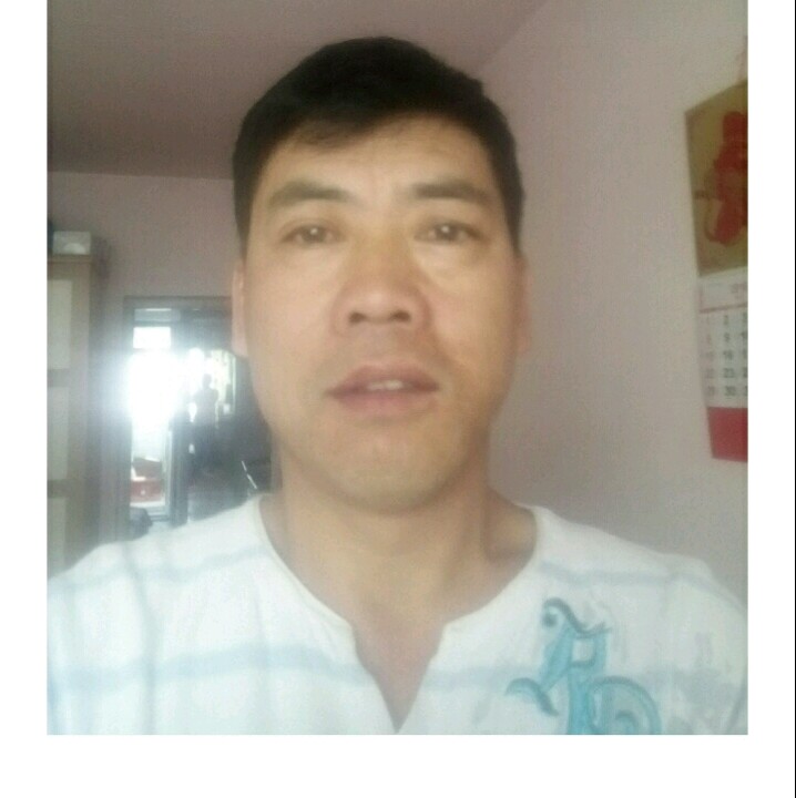 路人回眸高兴的照片
