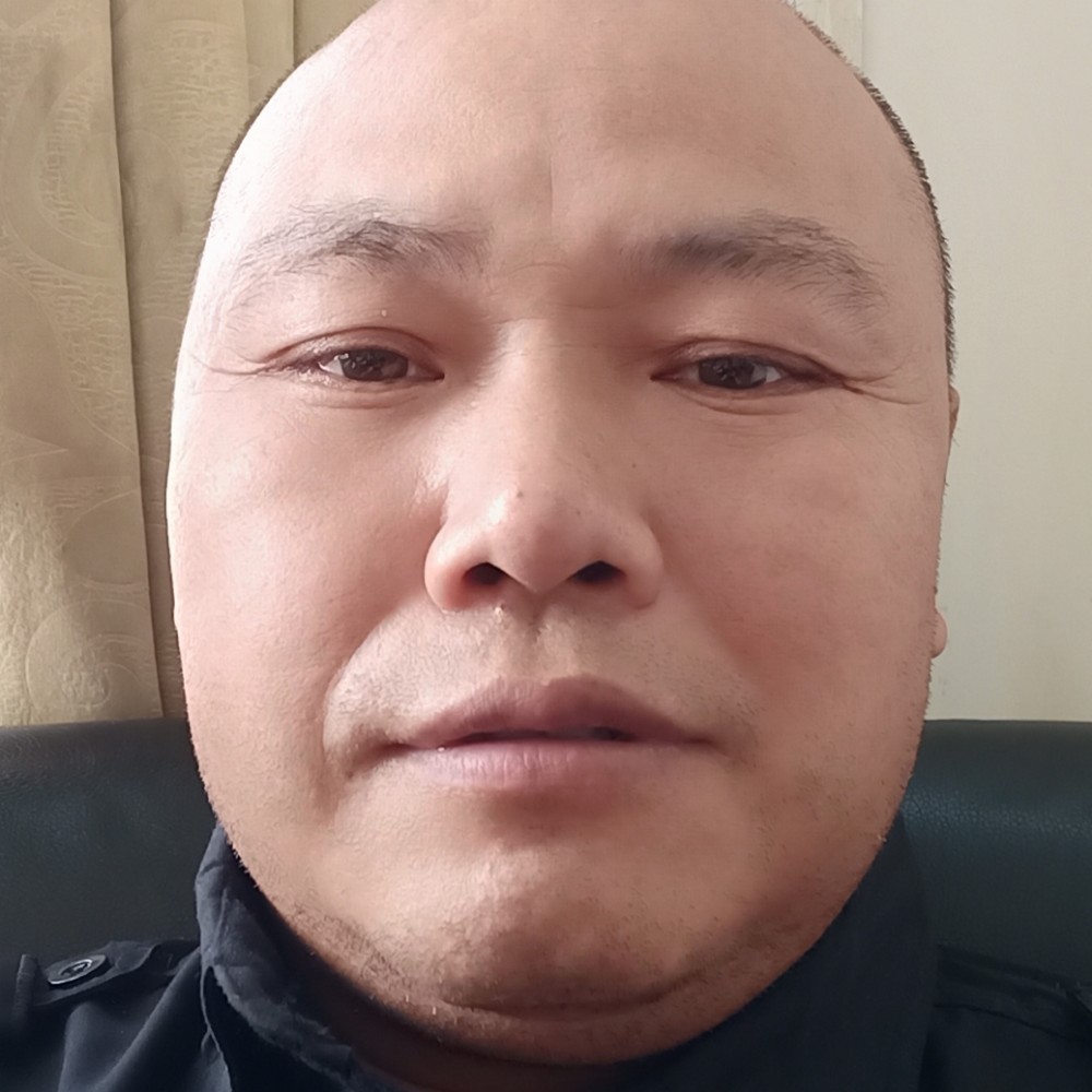 冬天漫步爱笑的照片
