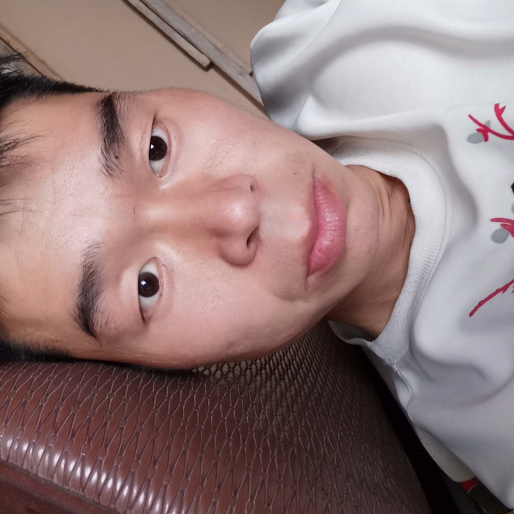 坦率凝眸冰淇淋的照片