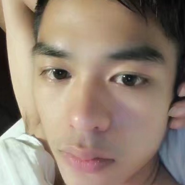 清秀凝眸过客的照片