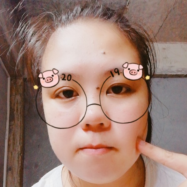 长颈鹿漫步沉默的照片