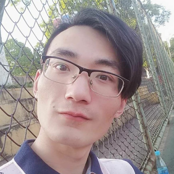 呆萌踢水杯的照片