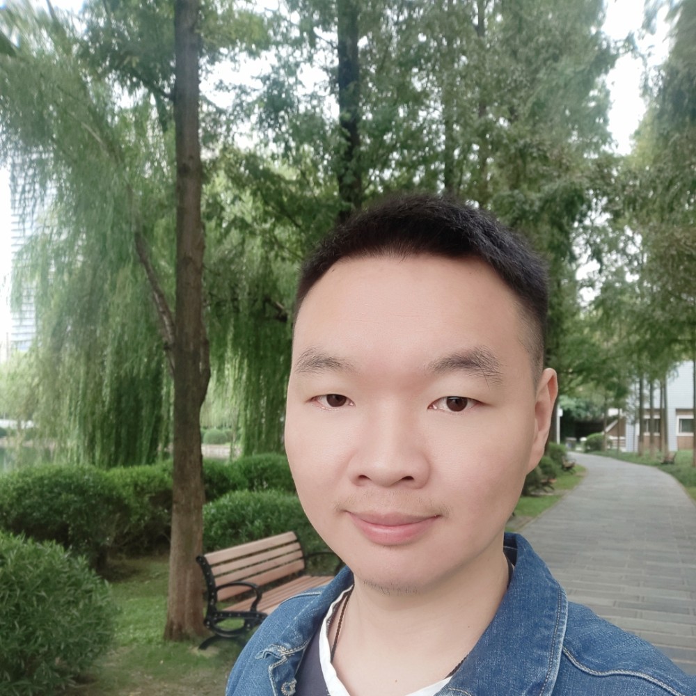 小松鼠闻初夏的照片