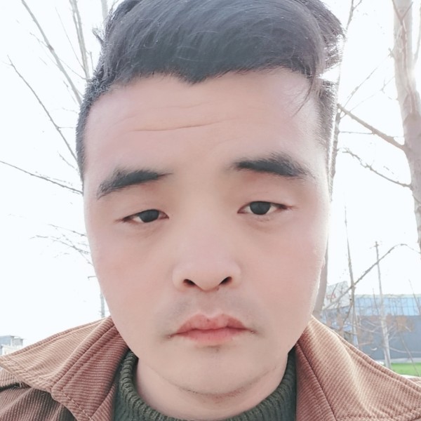 一个人闻芹菜的照片