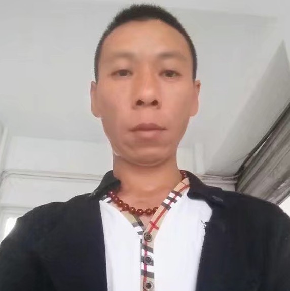 一个人打板栗的照片