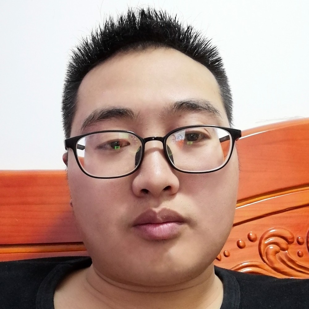 留胡子的大叔的照片
