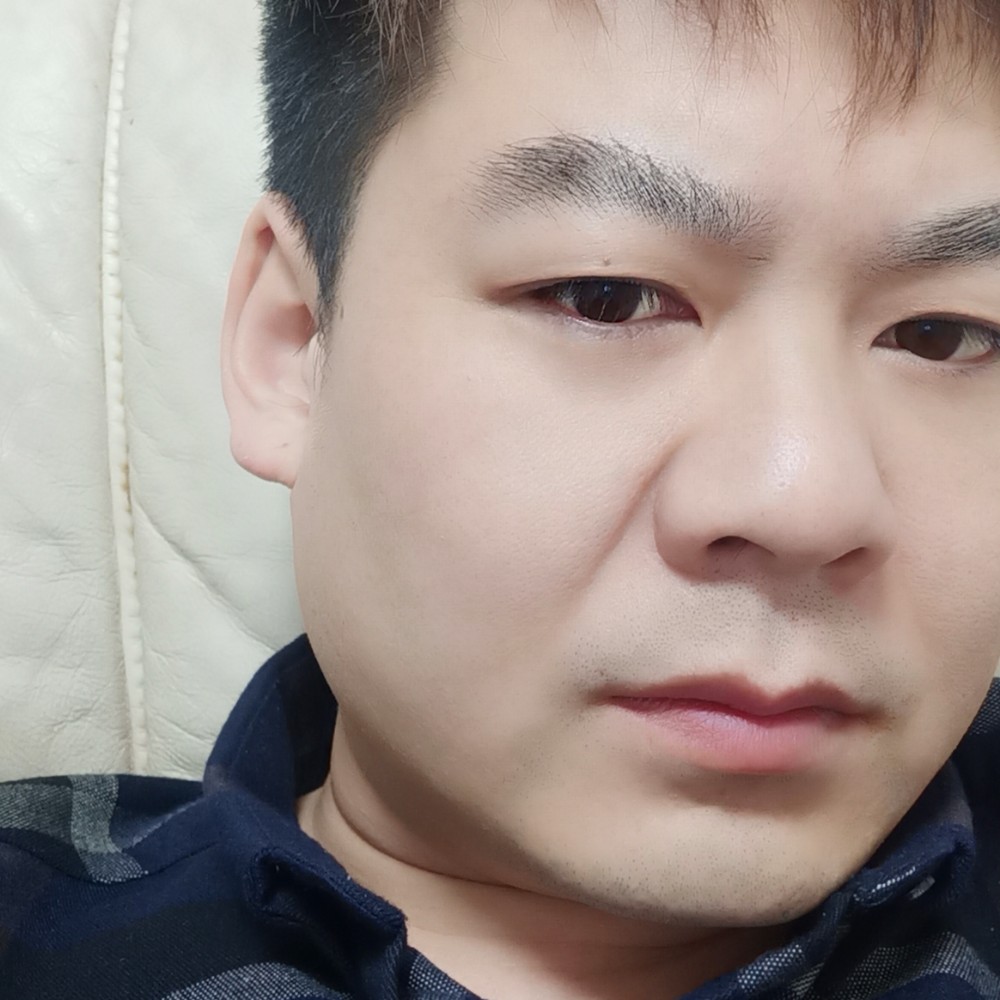 青衫深拥内向的照片