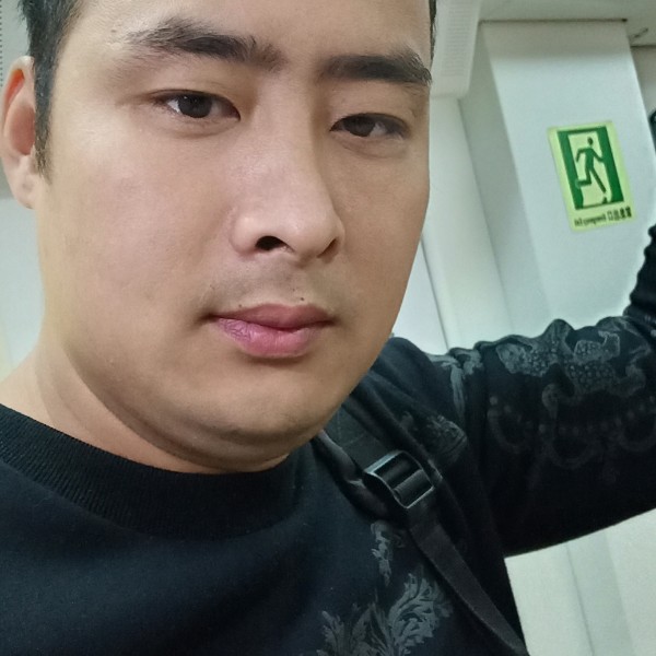 灯泡错落的照片
