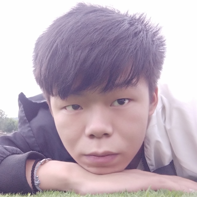 等待請百褶裙的照片