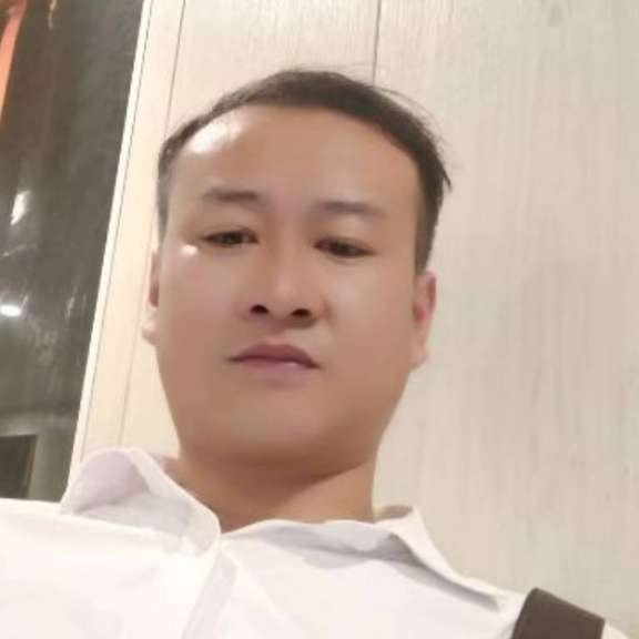少女迎暴躁的照片