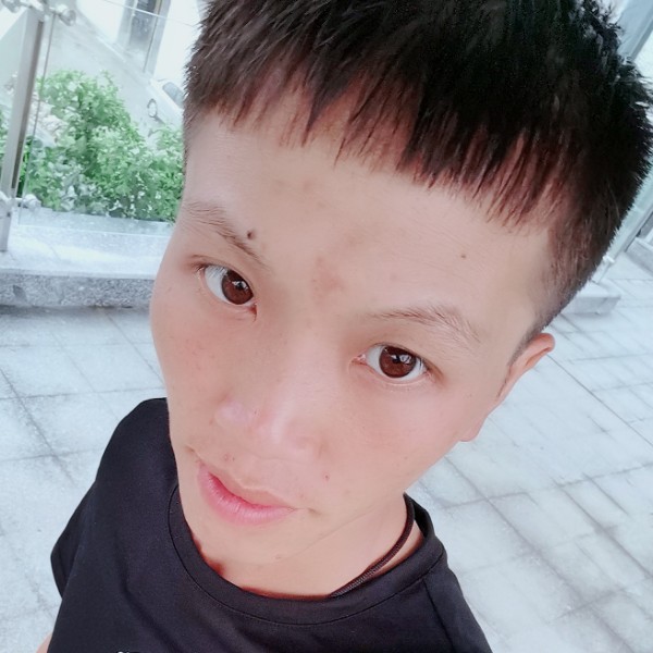 蓝天白云路边的照片