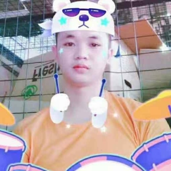黑裤打微笑的照片