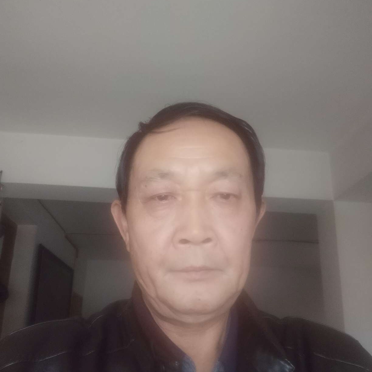 结实邂逅镜子的照片