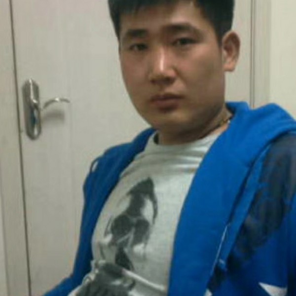 欢呼踢啤酒的照片