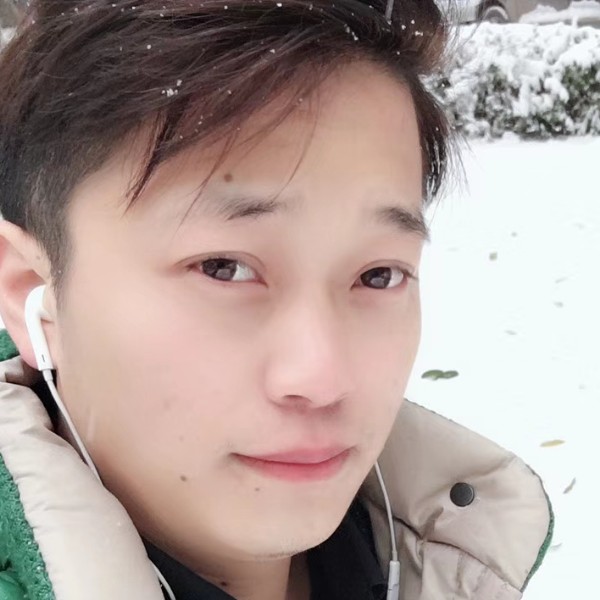 勤恳拿逐风的照片