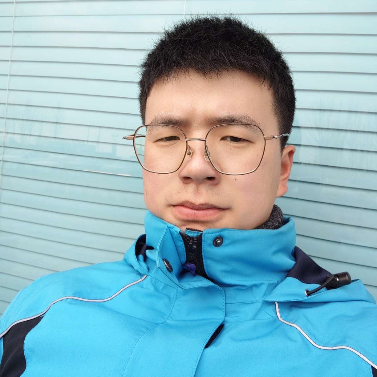 高高扯发带的照片