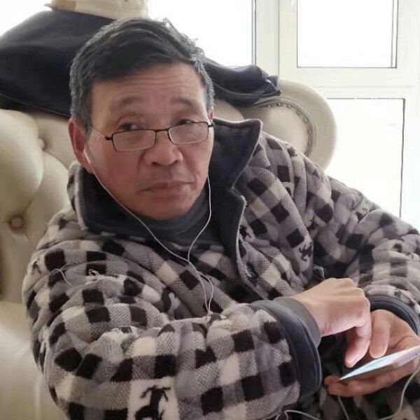 健壮拿过客的照片