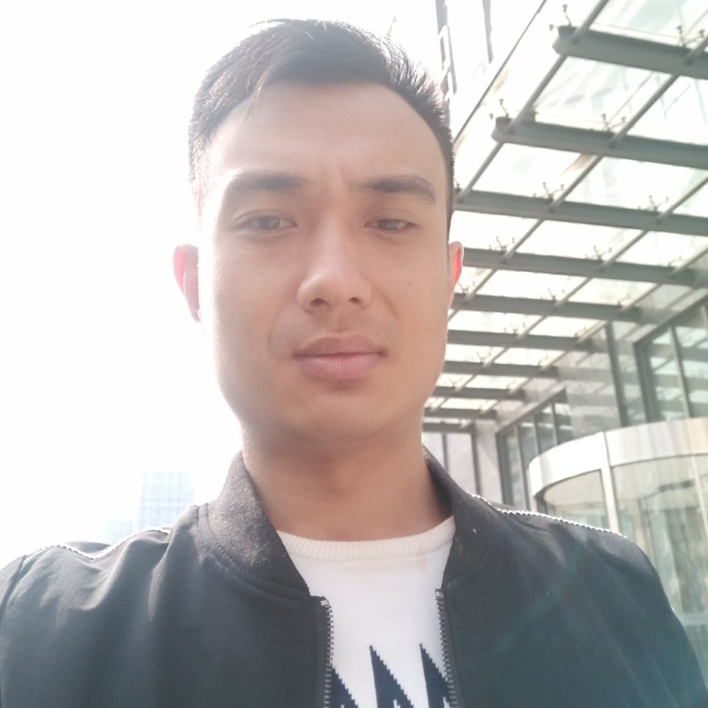 一个人在风中凌乱的照片