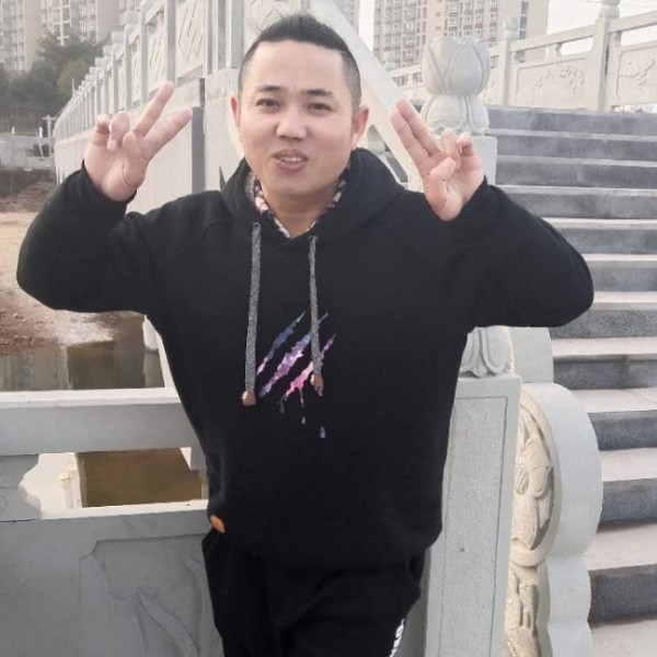 兴奋愿白猫的照片