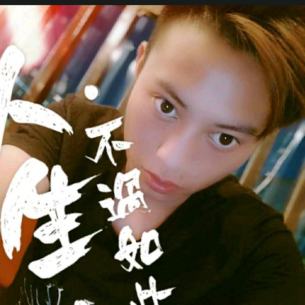 可爱迎玫瑰的照片