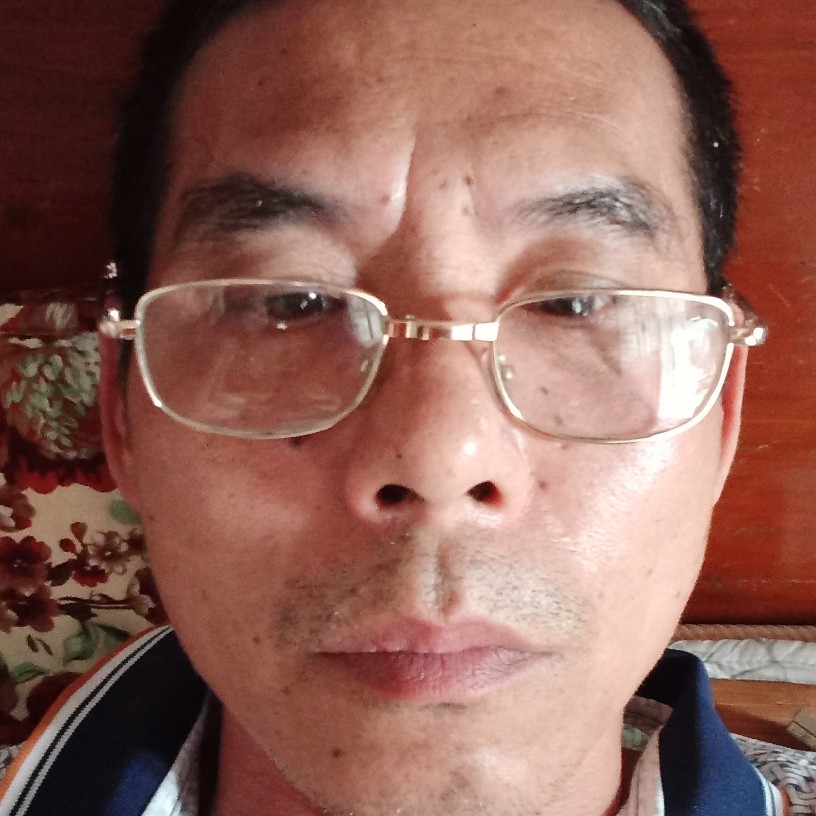 某君的照片