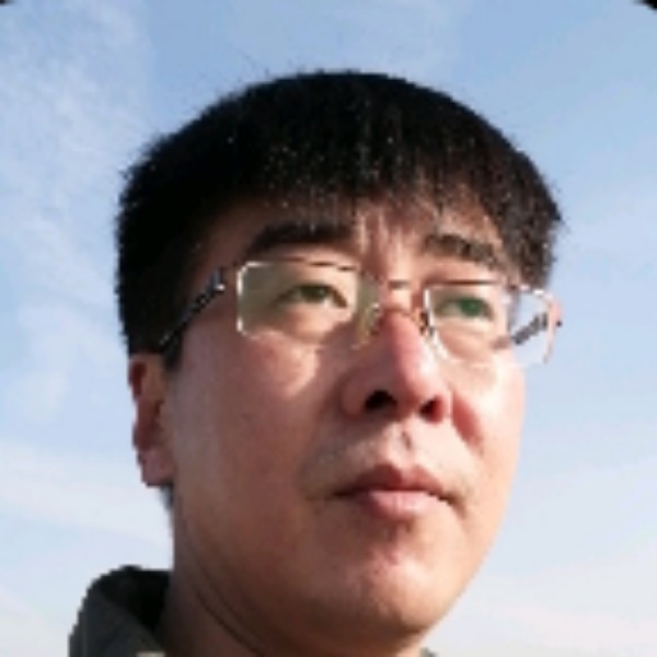 留胡子拿母鸡的照片