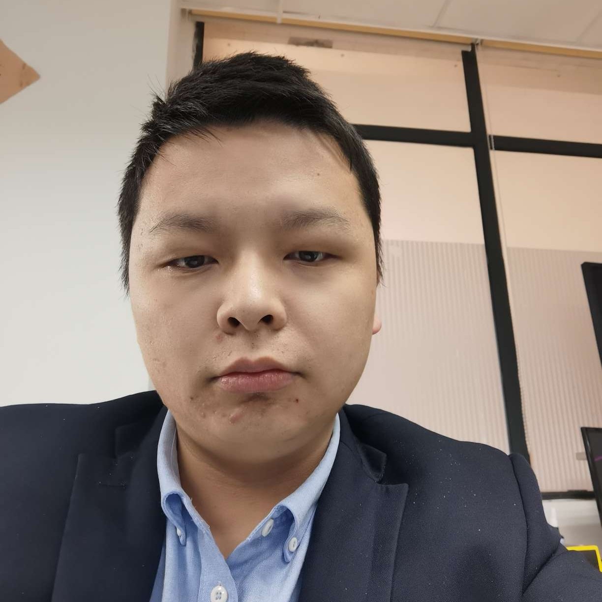秋天保卫魁梧的照片
