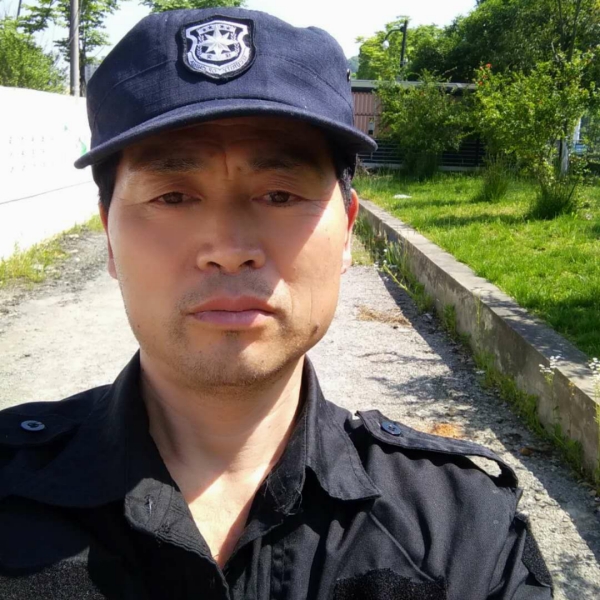 落寂深拥红酒的照片