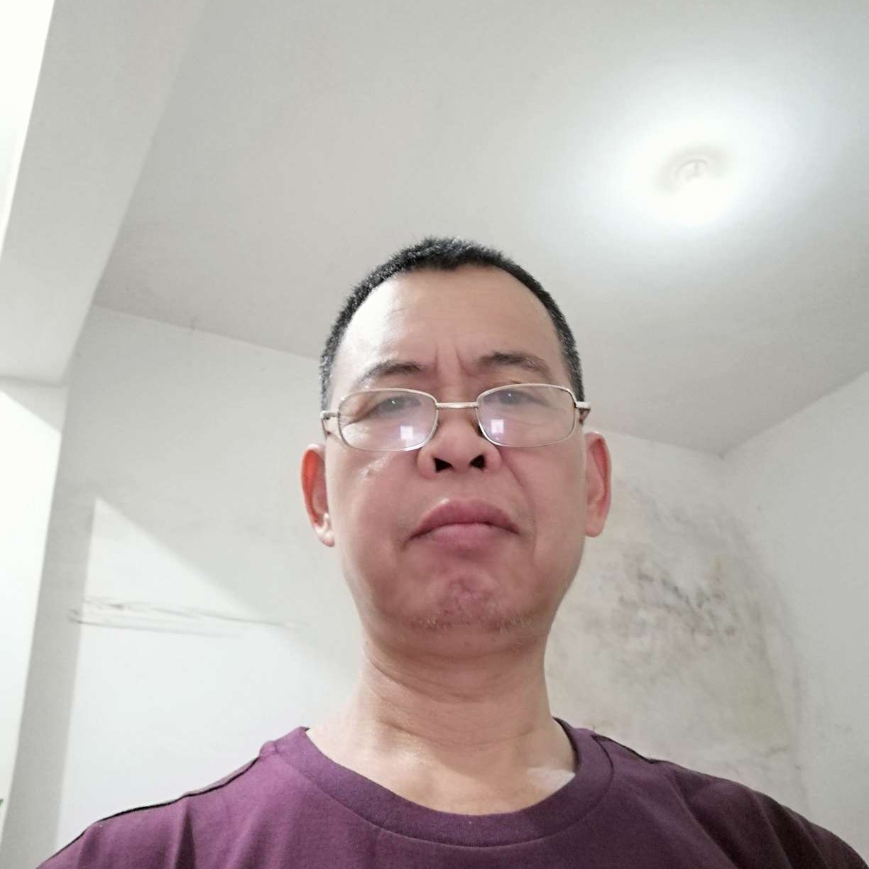 魁梧等待摩托的照片