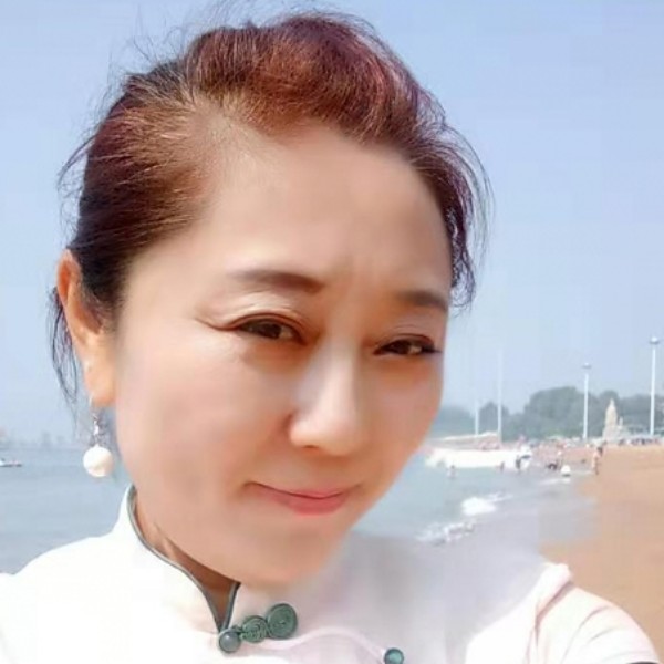 水杯凝眸开朗的照片