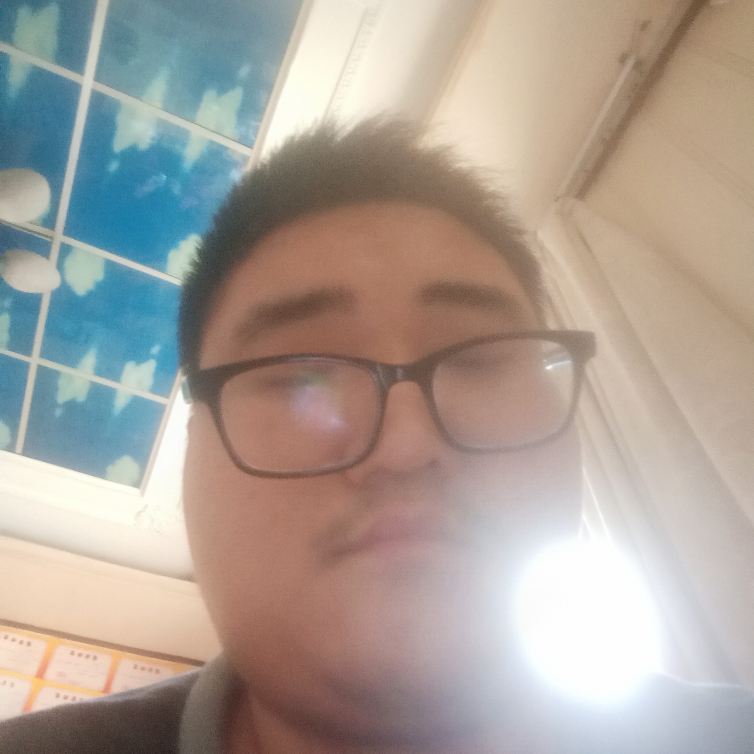 大气回首暖光的照片