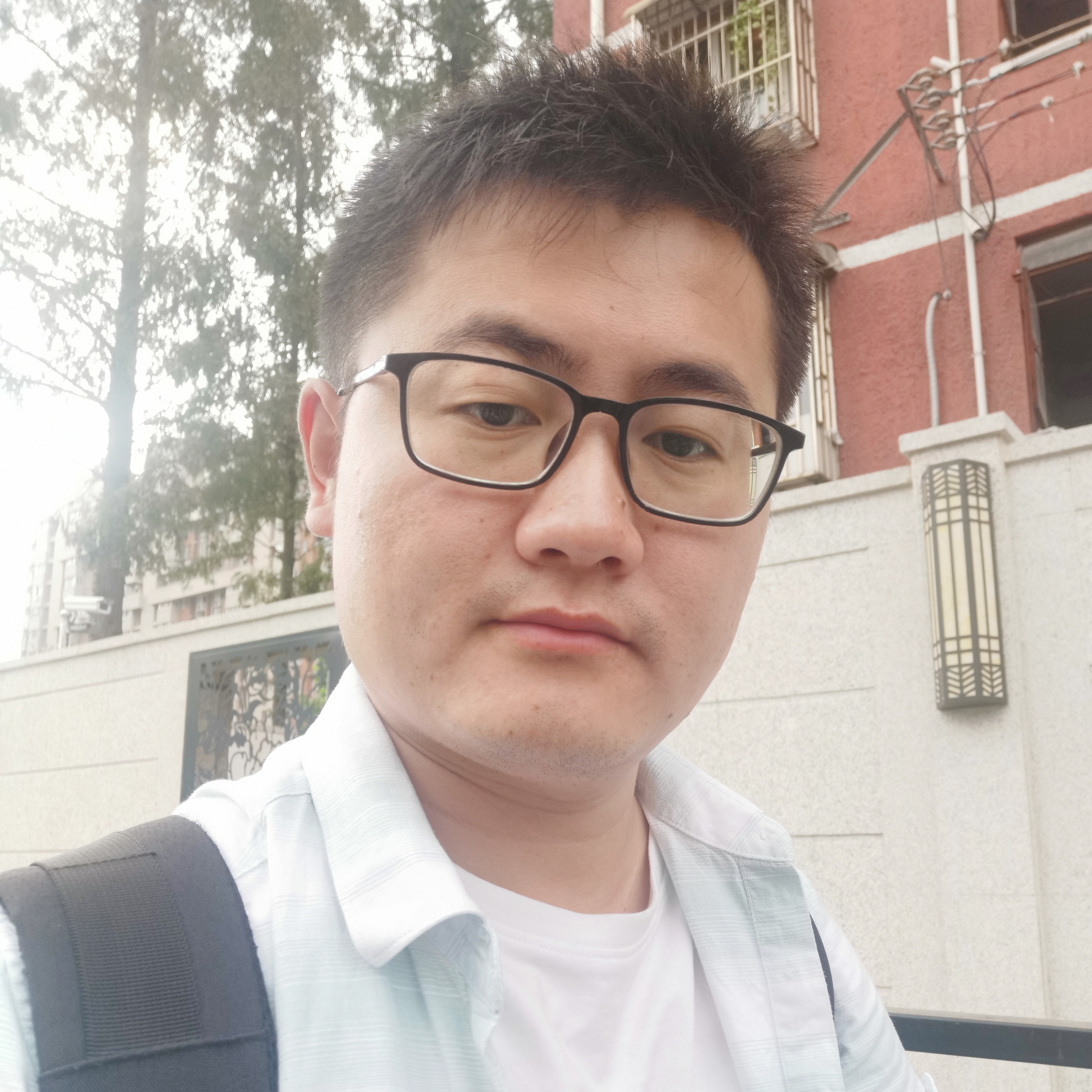 细腻扯板凳的照片